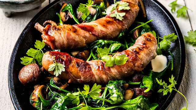 Server pølsene med aioli dressing, stekt sopp og spinat.