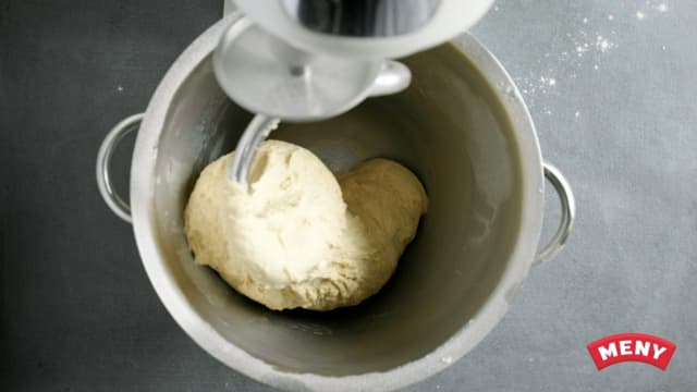 **Bollefocaccia:** Bland de tørre ingrediensene i bakebolle og tilsett gjærblandingen. Elt deigen på middels hastighet i ca. 10-15 minutter.