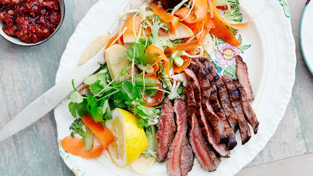 Grillet flat iron steak med hjemmelaget BBQ-saus