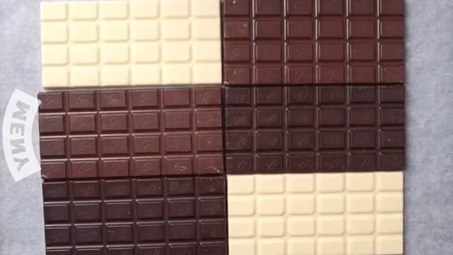 Legg sjokoladen utover et bakebrett dekket av bakepapir.