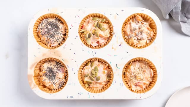 Ha røren i muffinsformer.