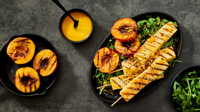 Sticks-grillost med grillede nektariner, chili og honning