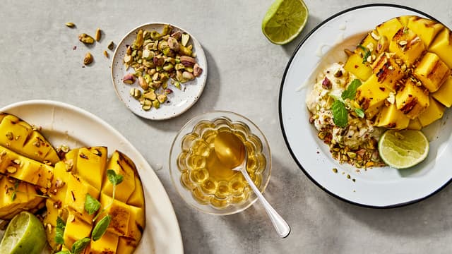Grillet mango med kardemomme-mascarpone, mynte og pistasj