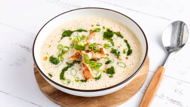 Kremet løksuppe med kylling og basilikumolje