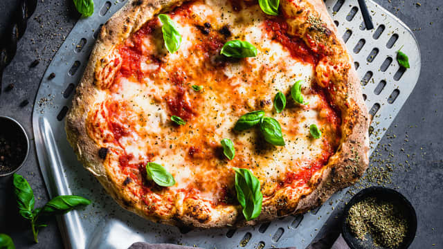 **Stek pizzaen** til bunnen har fin gyllen farge og osten har smeltet, ca 5-8 minutter i stekeovn og 1,5-2 minutter i pizzaovn.