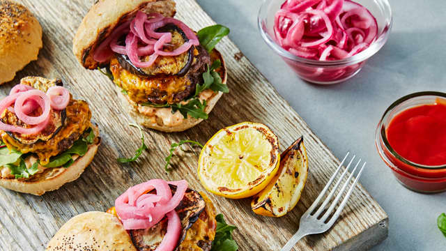 Hjemmelaget burger med grillet aubergine og hurtigsyltet rødløk