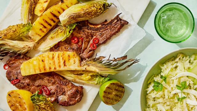 Nakkekotelett med grillet salat, ananas og fennikelsalat