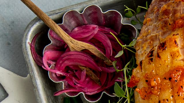 Oppskrift på [Syltet rødløk](recipe:c1887d39-3c13-4489-9fe1-aba782871512).