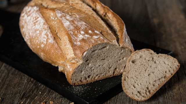 **Sandwich:** Legg to brødskiver på et bakebrett. Fordel biffsnadder-blandingen på brødskivene. Ha over revet ost.