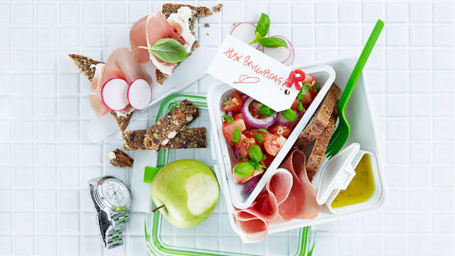 Rugbrød med kremost, spekeskinke og reddiker