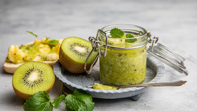 Banan- og kiwisyltetøy