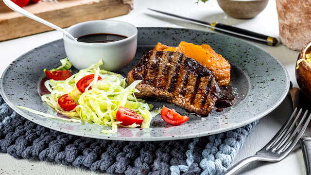 Server de nygrillede mørbradbiffene sammen med søtpotetmos, rødvinssaus og grønn salat. Server gjerne grillet løk ved siden av.