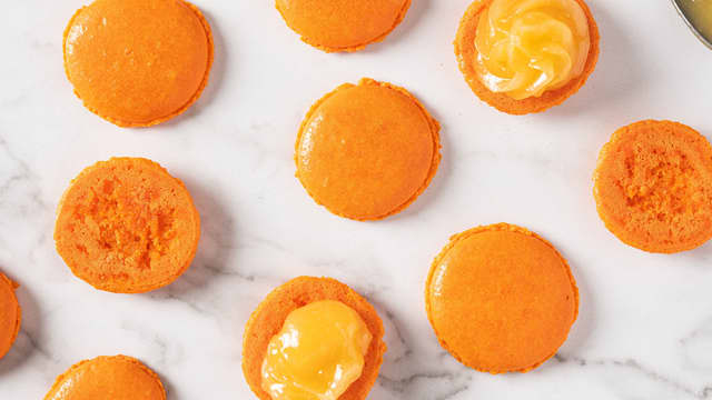 **Fyll makronene:** Snu halvpartene av marengsbunnene. Sprøyt på ønsket fyll og legg på resten av bunnene som topp.