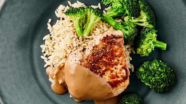 Pepperbiff av svin med brokkoli, peppersaus og ris