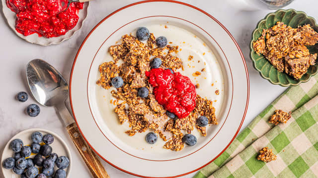 Topp med syltetøy og friske bær.