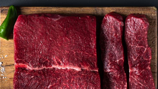 **Denver steak:** Del kjøttet i fire biffer på ca. 200 g. Tørk godt av kjøttet, pensle med olje og krydre med biffkrydder.