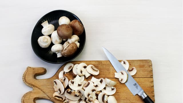 Kutt soppen i skiver eller grove biter og fres i 2 ss smør sammen med løken til soppen er gyllen.