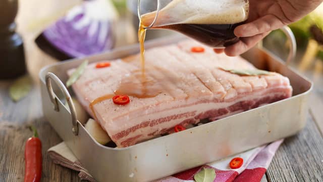 Legg ribben i en ildfast form med svoren ned. Ha ølen og vannet i formen sammen med løk, laurbærblad og chili.