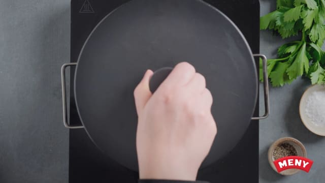 Tilsett hakkede tomater og buljong i kjelen. Gi det hele et oppkok og la det deretter småkoke videre i 10 minutter.