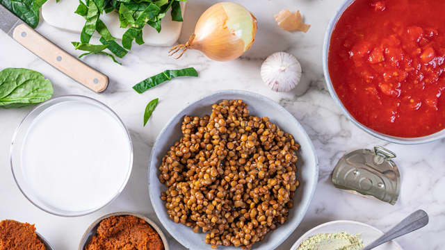 Tilsett tomater, soltørkede tomater, kokosmelk og den knuste buljongterningen. Kok opp og la koke i ca. fem minutter. Rør om av og til.