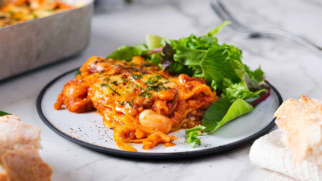 Server gjerne vegetarlasagnen med en frisk salat og hvitløkbaguetter eller focaccia til.