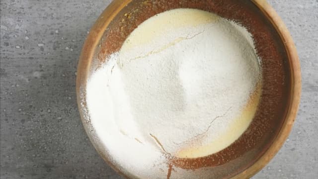 Rør smørblandingen sammen med de tørre ingrediensene i en bolle til du har en jevn kakerøre. Hell røren i en smurt langpanne.