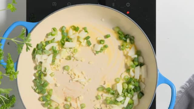 Finhakk løk, vårløk, selleri og hvitløk. Surr alt i kjelen med olivenolje til løken blir myk (ikke brun).