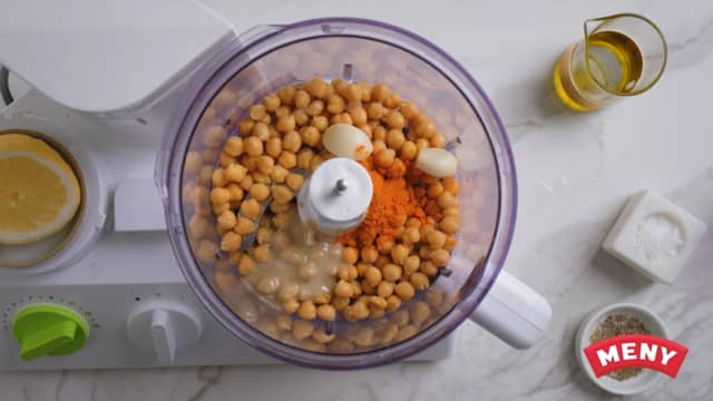 Sil kraften av kikertene, og ha alle ingrediensene i en blender, food processor eller en bolle.