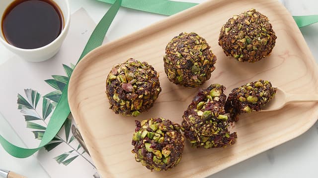 Daddelkonfekt med mørk sjokolade og hakket pistasj