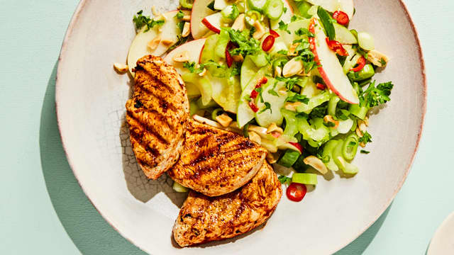 Skivet kyllingfilet med selleri- og eplesalat med peanøtter