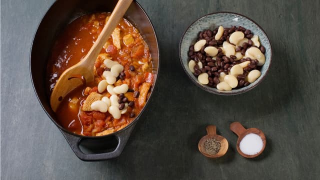 Skyll bønnene og ha i gryten, og la koke 5. min. Smak til med salt og pepper, og server med kesam.