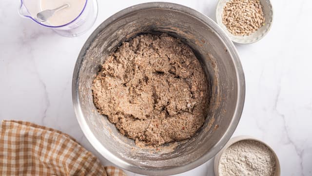 **Fordeig:** Bland sammen alle ingrediensene til fordeigen i en bolle. Dekk til bollen med plast og la den stå på benken over natten.