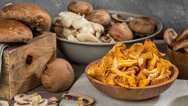 Grovhakk soppen og stek sammen med løk i smøret i en stekepanne til soppen er gyllen.