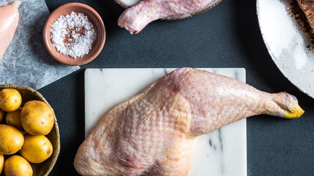 **Kylling:** Krydre kyllingen med salt og pepper, og stek i en stekepanne på middels varme i 2 minutter på hver side.