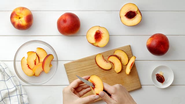 Del fersken i biter og kok dem i sukkerlaken. Når er helt gjennomkokte, fjerner du kjelen fra varmen og moser ferskenbitene med en gaffel. La blandingen stå til avkjøling i 1 time.