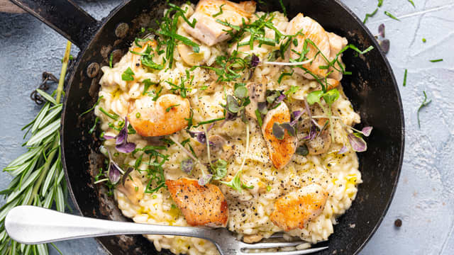 La småkoke til risen er al dente i ca. 18-20 min. Rør inn smør og revet parmesan og smak til med salt og pepper. Topp med hakket persille. Godt og enkelt!