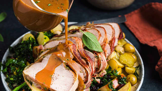 Smak til med salt og pepper og server varm til kalkun.