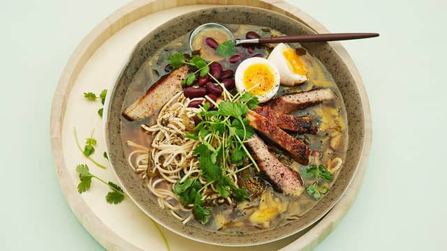 Ramensuppe med nudler, egg og nakkekotelett i strimler