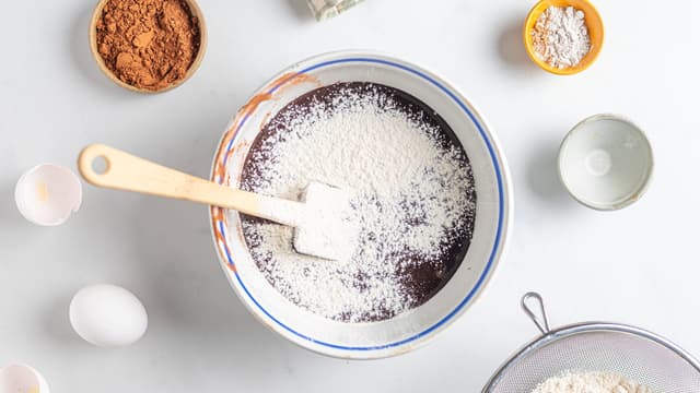 Sikt hvetemelet over i bollen med en sil. Vend inn melet.