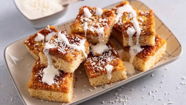 Kokos- og ananaskake i form