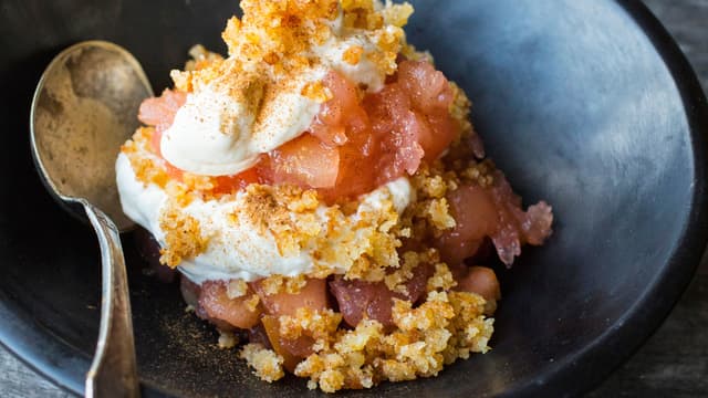 Anrett eplemos, sprø smuler og krem lagvis i en pen bolle eller i porsjonsskåler.