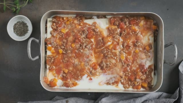 **Lasagne:** Hell lagvis kjøttsaus, hvit saus og lasagneplater i formen. Start og avslutt med saus. Lasagneplatene skal alltid være i midten, godt dekket med saus.