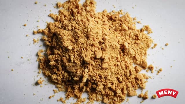 Kjør julekakene i en food prosessor til du har fine smuler.