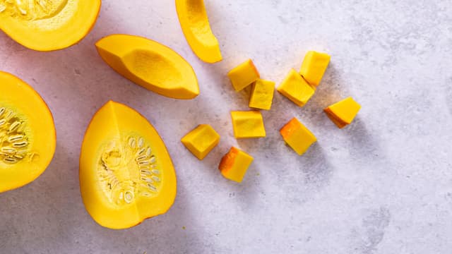 Del gresskaret i smale båter, skiver eller jevne biter. Jo mindre biter, jo kortere tid i ovnen.