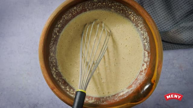 **Okonomiyaki:** Lag pannekakerøren. Pisk sammen 3 egg, tilsett hvetemel og melk vekselsvis til du har en passe tykk røre.