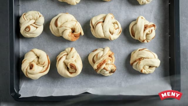 Legg bollene på et stekebrett dekket med bakepapir og la etterheve i ca. 30 minutter.