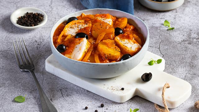 Skru ned varmen og legg fiskeskivene på toppen av tomatsausen. Sett på lokk og la trekke i 5 minutter. Smak til med salt og pepper.