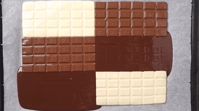 Sett sjokoladen midt i ovnen i ca. 10 minutter til sjokoladen har smeltet.