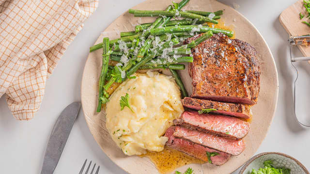 Server potetmos som tilbehør til pølser, fisk, biff, gryter eller lam.