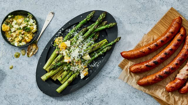 Pølser med grillet asparges og gribiche